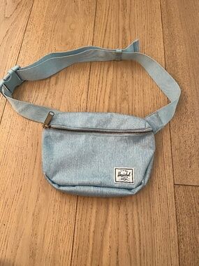 Herschel fanny pack baby blue